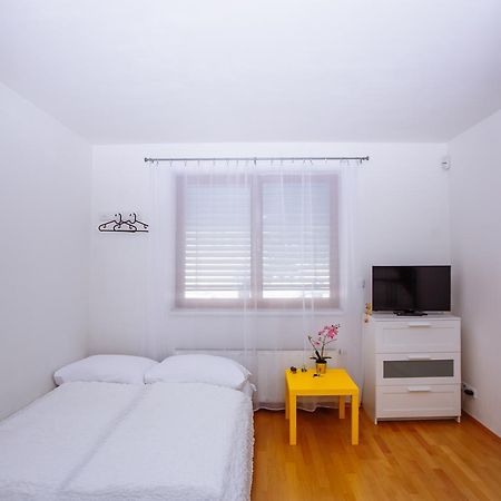 Beautiful Apartment In Central Residence Prag Exteriör bild
