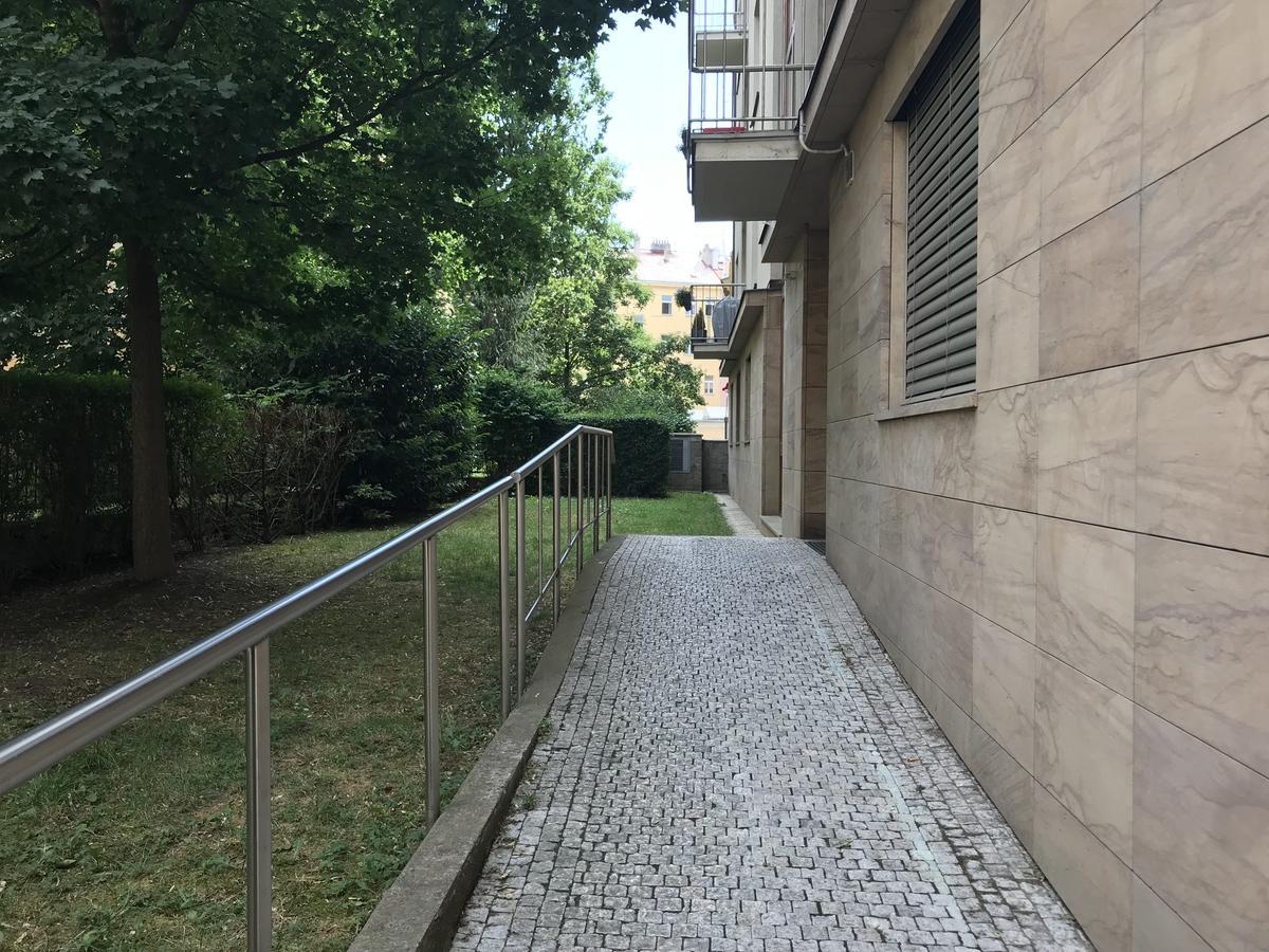 Beautiful Apartment In Central Residence Prag Exteriör bild