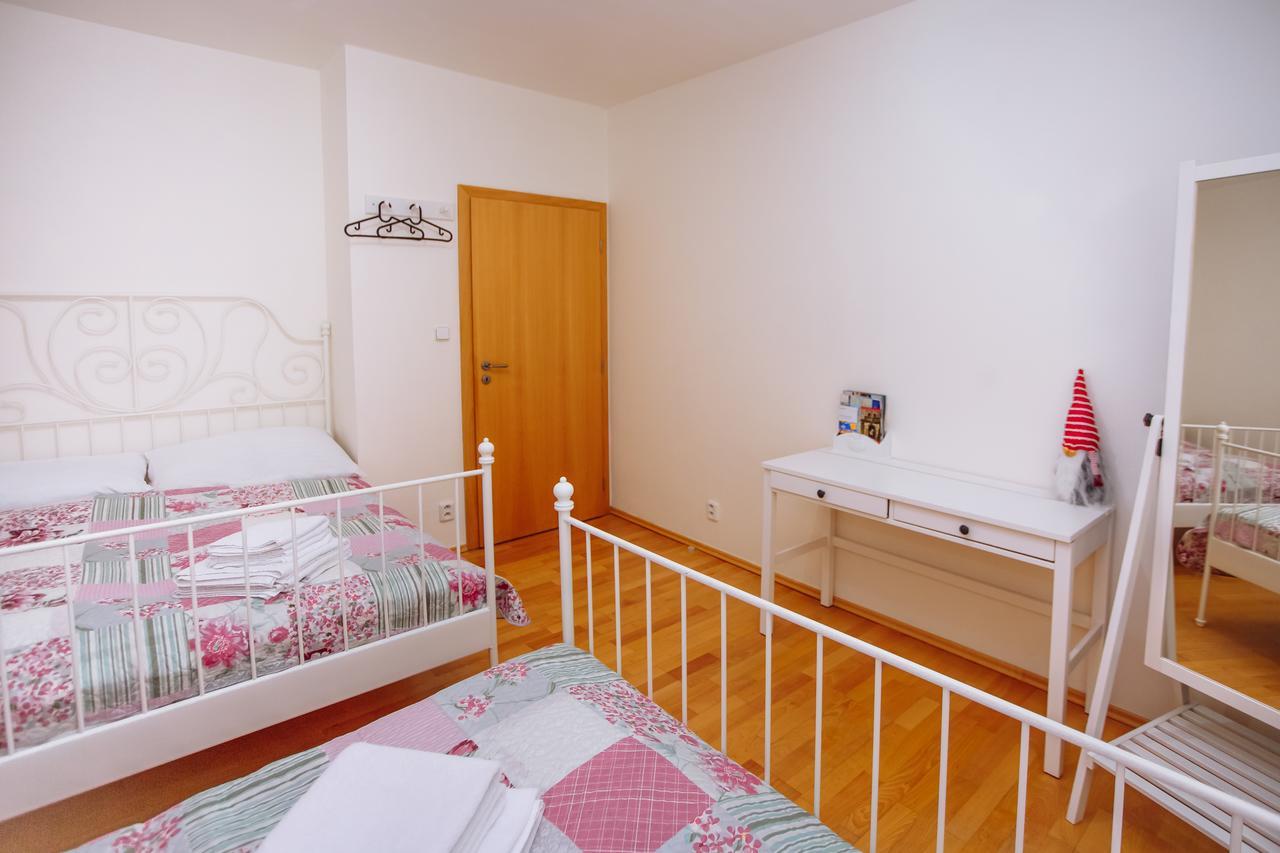 Beautiful Apartment In Central Residence Prag Exteriör bild